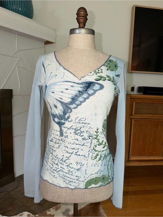 No Boundaries Tops - y2k Butterfly Script Long Sleeve Tee in Pale Blue & Green